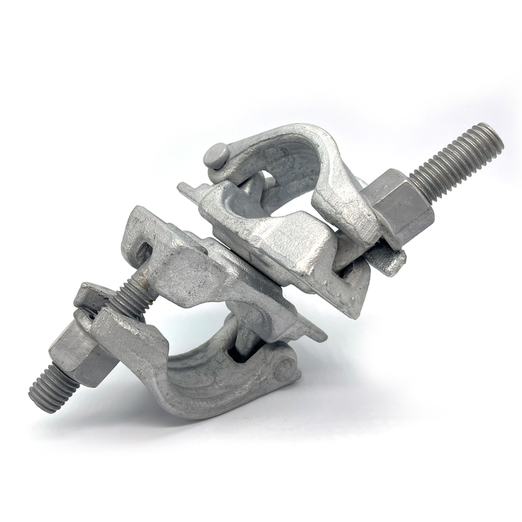 Gerüstkupplung / Gerüstschelle / Drehkupplung: Sichere und flexible Verbindung für Gerüstrohre, aus robustem verzinktem Metall. Gerüstkupplung / Gerüstschelle / Drehkupplung: Eine verzinkte Metall-Drehkupplung für Gerüste, bestehend aus zwei verbundenen Schellen mit Gewindestangen und Muttern, auf weißem Hintergrund.