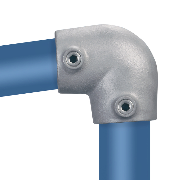 90-Grad-Winkelverbinder für Rohre mit Innensechskantschrauben Ein silbernes, metallisches 90-Grad-Winkelrohrverbindungsstück, das zwei blaue Rohre im rechten Winkel verbindet. Die Verbindung ist mit zwei sichtbaren Innensechskantschrauben gesichert.