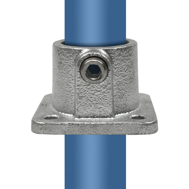 Rohrverbinder Quadratische Fußplatte durchgehend - Typ 11. Robuster, galvanisierter Fitting zur stabilen Befestigung eines durchgehenden Rundrohres an einer Fläche. Rohrverbinder Quadratische Fußplatte durchgehend - Typ 11, silberfarben, an einem blauen Rohr befestigt, mit sichtbarer Innensechskantschraube.