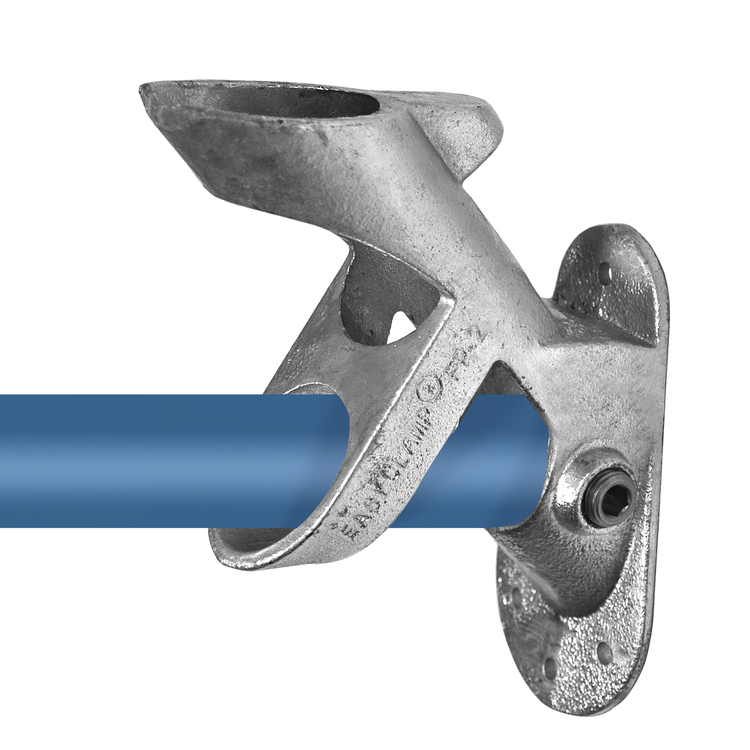 Grauer, metallischer Rohrverbinder und Flaggenhalterung vom Typ FP2 der Marke Easyclamp, der ein blaues Rohr mit Ø 33,7 mm hält. Er dient als 90°- und 45°-Fahnenhalterung zur Wandmontage.