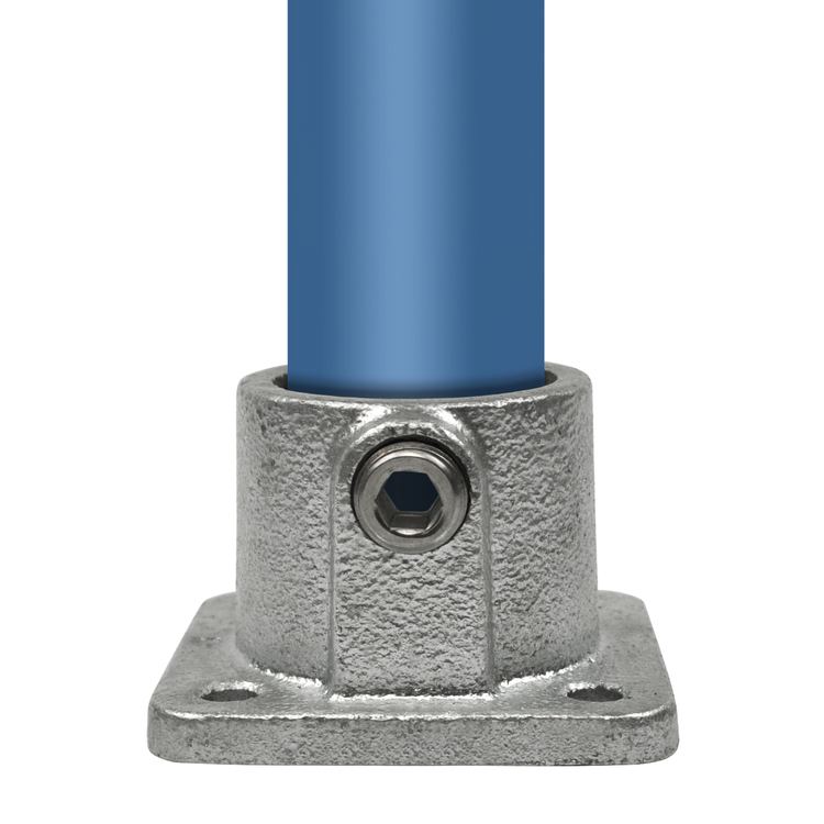 Rohrverbinder Quadratische Fußplatte durchgehend - Typ 11: Detailansicht des robusten, verzinkten Fittings zur stabilen Befestigung von Rohren auf ebenen Flächen. Rohrverbinder Quadratische Fußplatte durchgehend - Typ 11: Eine Nahaufnahme des verzinkten Verbinders mit einer blauen Stange, die durch die quadratische Fußplatte geführt wird, gesichert mit einer Innensechskantschraube.