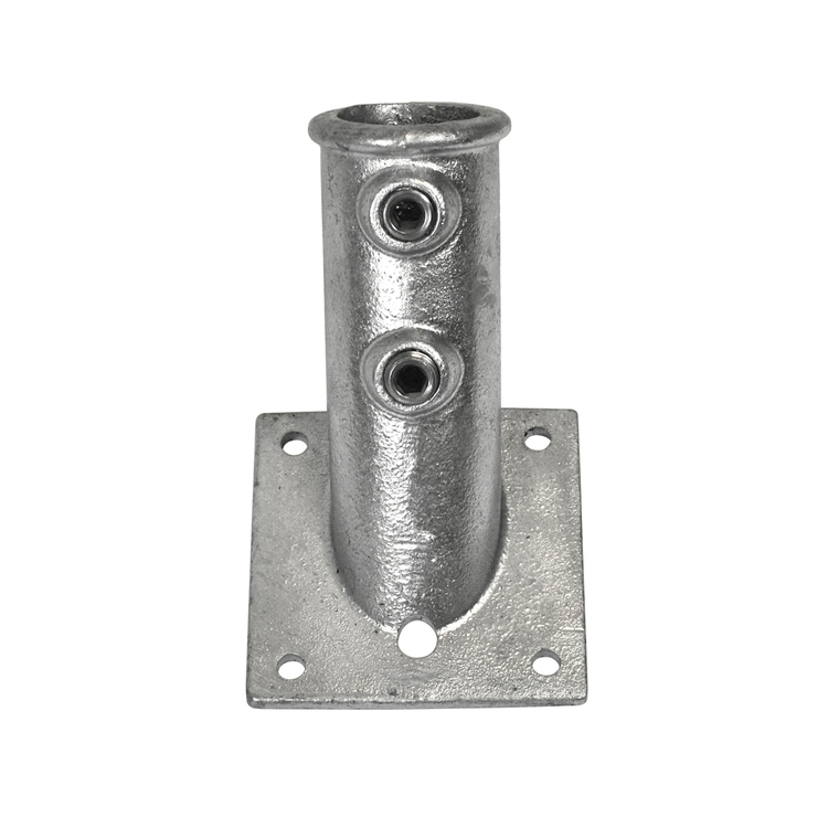 Rohrverbinder 45° Flaggenhalterung / Fahnenhalter Typ FP1 für Rohre Ø 33.7 mm, aus verzinktem Metall mit quadratischer Bodenplatte und zwei Klemmschrauben.