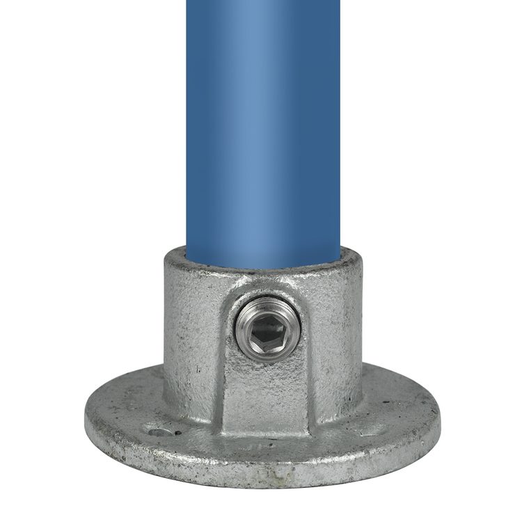 Rohrverbinder Fußplatte rund aus verzinktem Stahl für sichere Bodenmontage eines blauen Rohrs. Nahaufnahme einer runden Rohrverbinder Fußplatte aus verzinktem Stahl, die ein blaues Rohr hält. Die Fußplatte ist mit einer Inbusschraube befestigt und hat Befestigungslöcher am Rand.