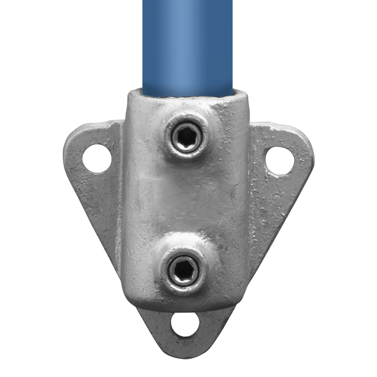 Rohrverbinder Wandhalter mit Dreieckflansch - Typ 53. Ein silberner Rohrverbinder aus verzinktem Stahl, der ein blaues Rohr festhält. Der Wandhalter verfügt über eine dreieckige Montageplatte mit drei Bohrlöchern und zwei Inbusschrauben zur sicheren Rohrf