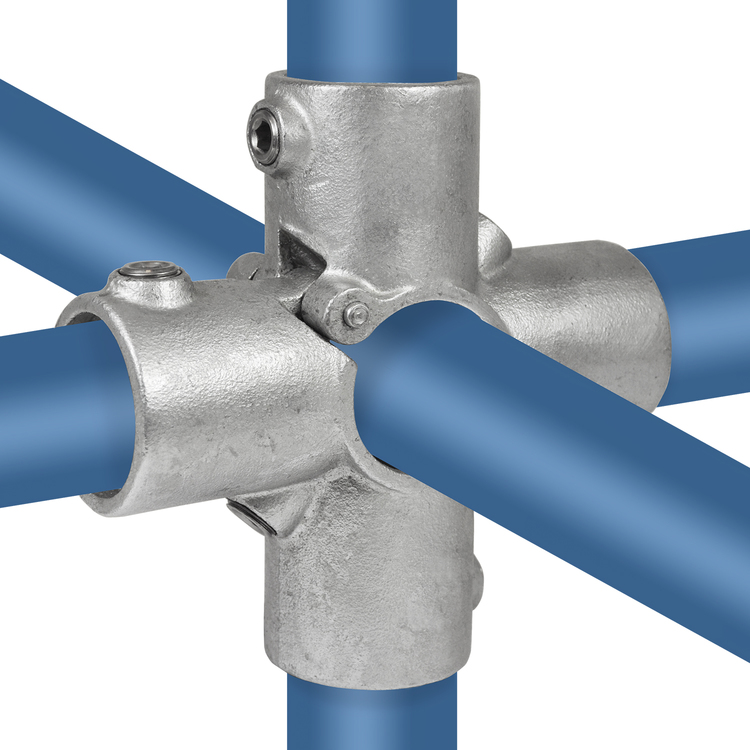 Ein silberfarbener Rohrverbinder Kreuzstück / Kreuzverbinder Typ 26O, offen und klappbar, verbindet vier blaue Rohre in einer 4-Wege-Konfiguration. Die Rohre sind fest in den robusten Halterungen fixiert, sichtbar mit Innensechskantschrauben gesichert.
