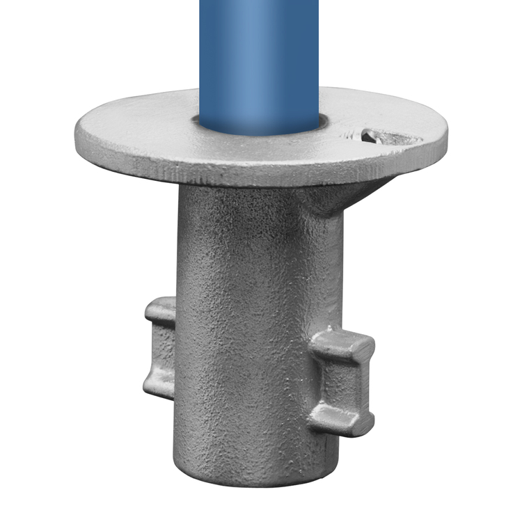 Rohrverbinder Bodenmuffe / Straßensockel - Typ 54 aus grauem, strukturiertem Metall mit einem eingesteckten blauen Rohr. Die Bodenmuffe hat eine runde Auflagefläche und seitliche Verankerungsrippen, präsentiert auf weißem Hintergrund.