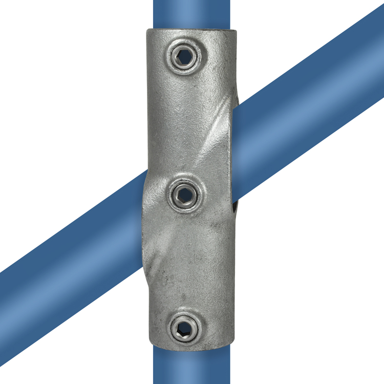 Rohrverbinder Kreuzstück für Gefälle 30°-45° – Typ 23 aus silbernem Metall, das ein vertikales und ein diagonales blaues Rohr verbindet. Drei Inbusschrauben sind sichtbar.