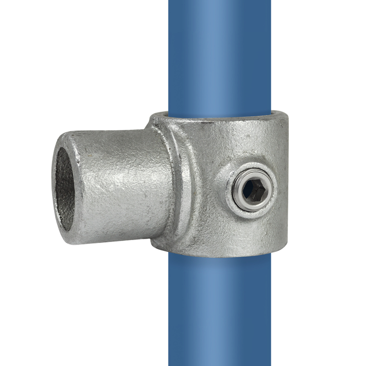 Innenseitig drehbares T-Stück / T-Verbinder, kurze Ausführung - Typ 5. Ein silberfarbener Rohrverbinder aus Metall, der horizontal von einem vertikalen blauen Rohr abzweigt und mit einer Innensechskantschraube befestigt ist.