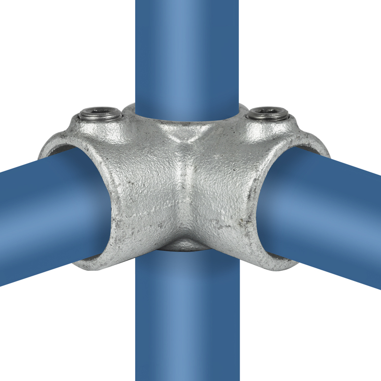 90° Eckverbinder mit Durchgang 608020 für stabile Rohrkonstruktionen Silberner 90° Eckverbinder mit Durchgang (Modell 608020) verbindet drei blaue Rohre in einer Kreuzform, zwei horizontal und eines vertikal. Die matte Oberfläche des Verbinders zeigt Details wie Schraubenköpfe.